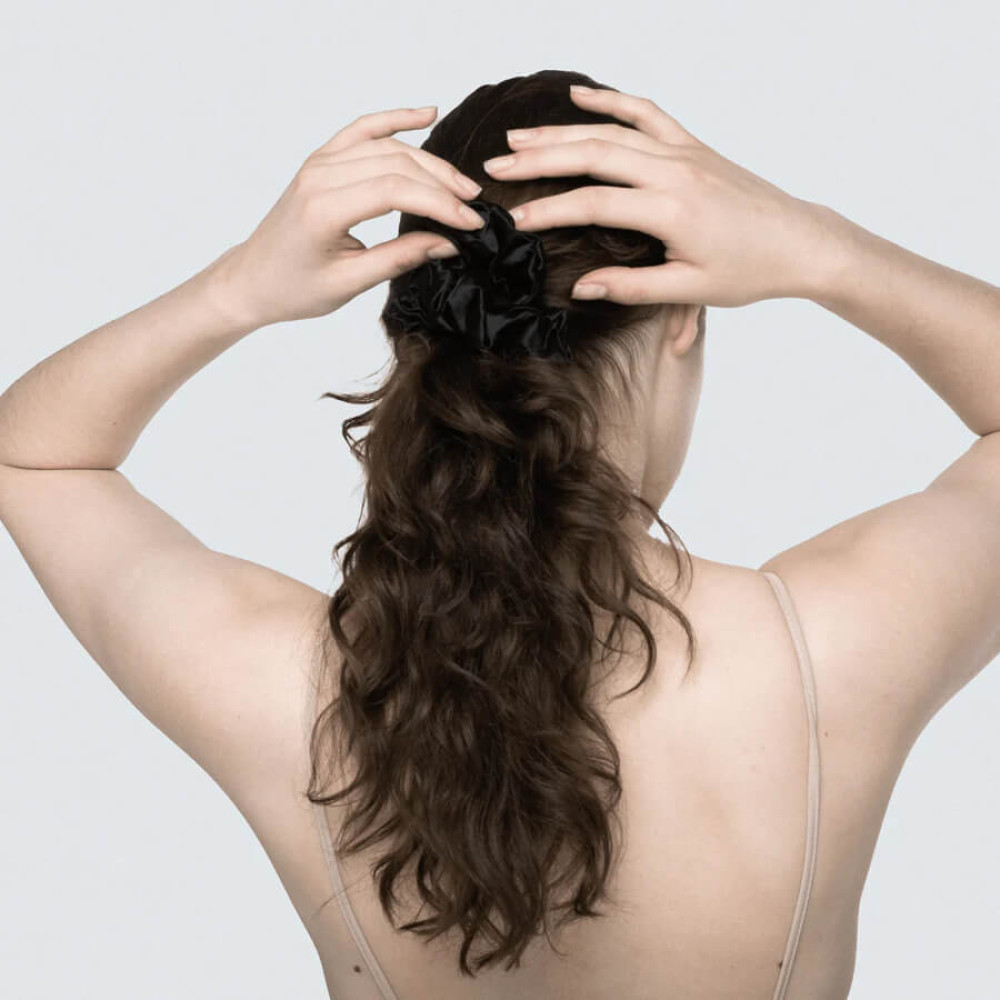 Шелковая резинка для волос чёрная - MOLODO Silk Scrunchie Large Black фото 4