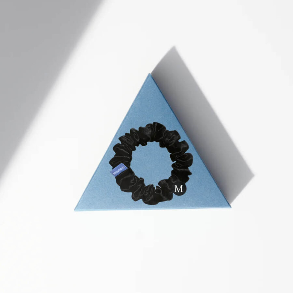 Шелковая резинка для волос чёрная - MOLODO Silk Scrunchie Medium Black фото 2