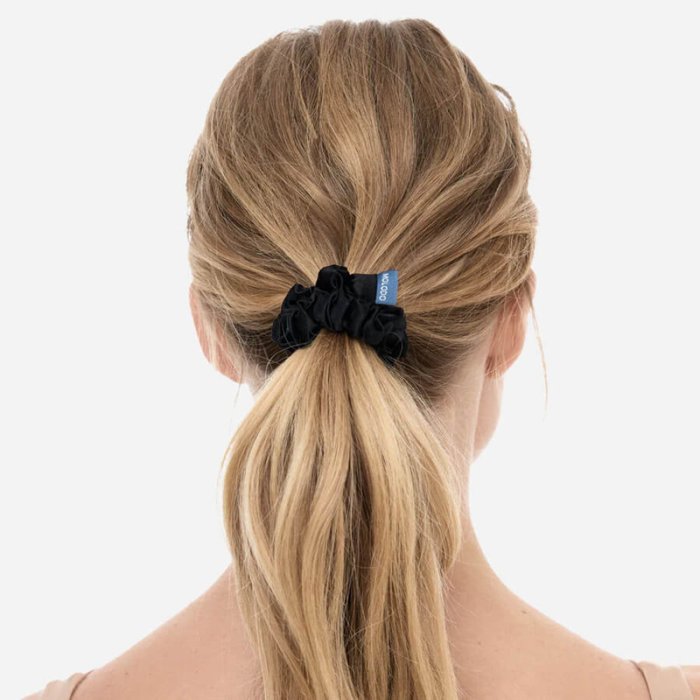 Шелковая резинка для волос чёрная - MOLODO Silk Scrunchie Medium Black фото 3