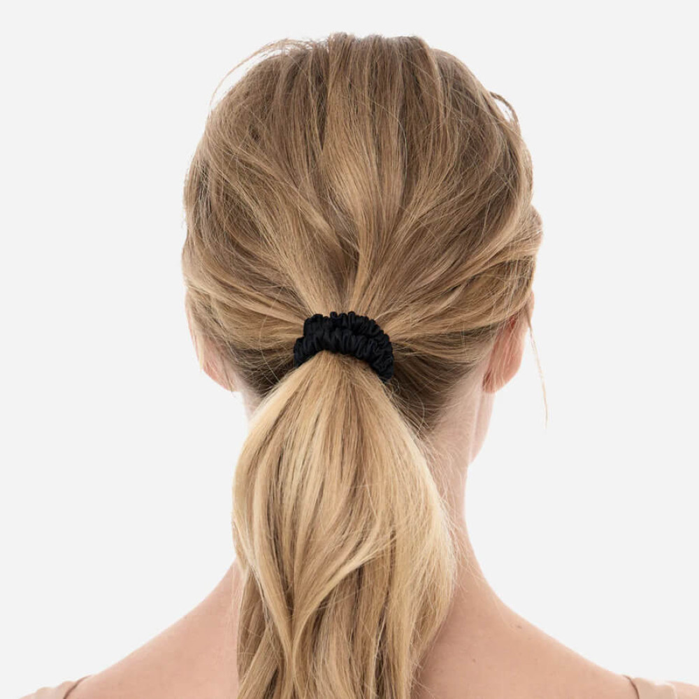 Шелковая резинка для волос чёрная - MOLODO Silk Scrunchie Small Black фото 3