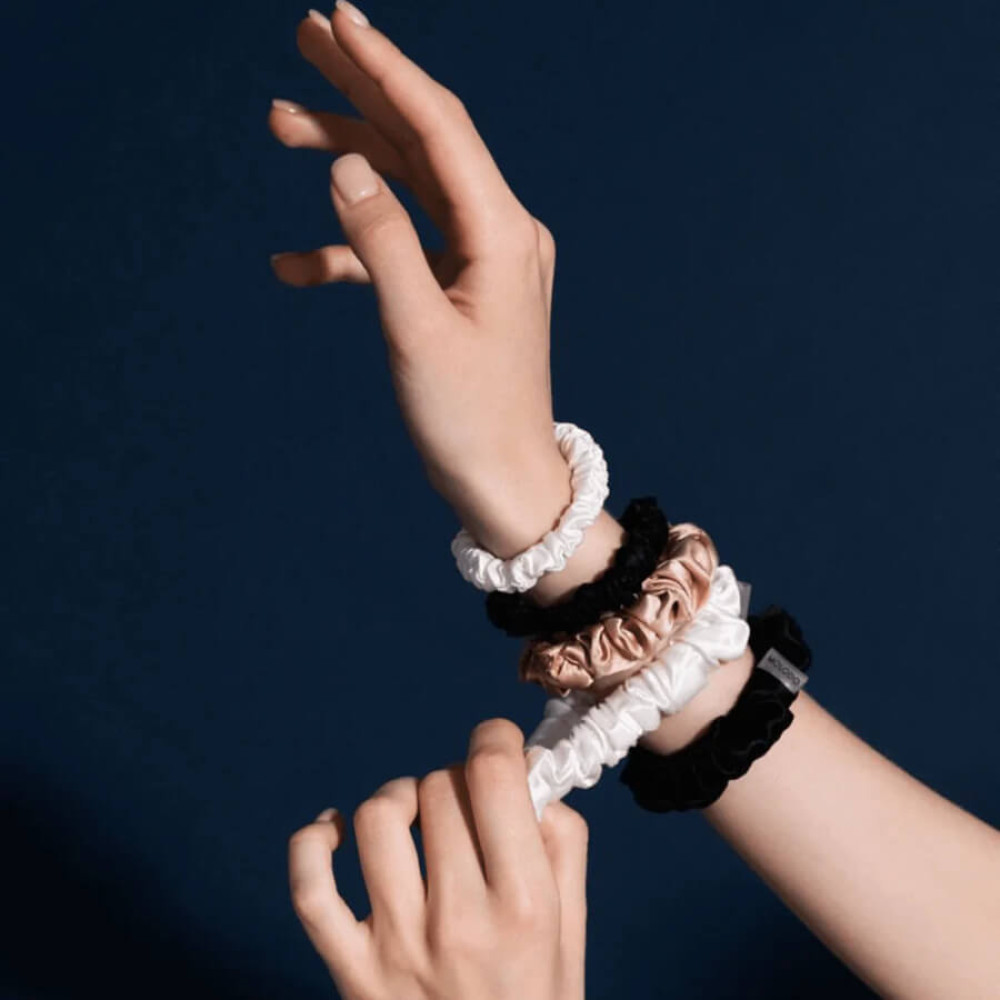 Шелковая резинка для волос чёрная - MOLODO Silk Scrunchie Small Black фото 4