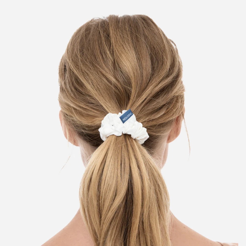 Шелковая резинка для волос молочная - MOLODO Silk Scrunchie Medium Off White фото 3