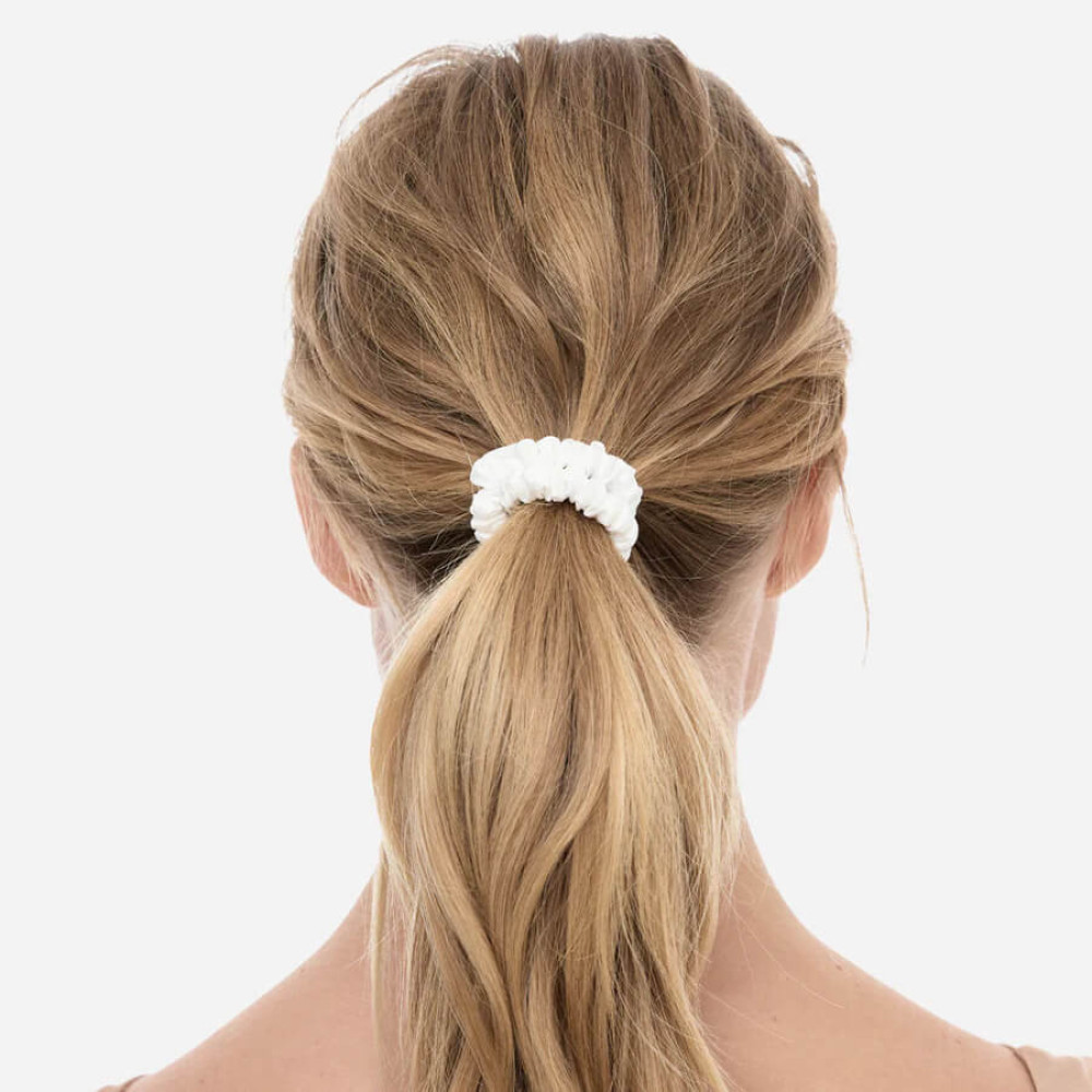 Шелковая резинка для волос молочная - MOLODO Silk Scrunchie Small Off White фото 3