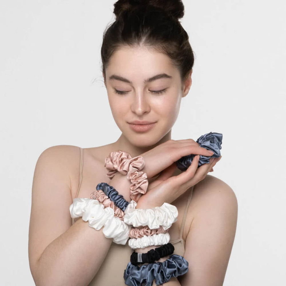 Шелковая резинка для волос оливковая - MOLODO Silk Scrunchie Large Forest Moss фото 4