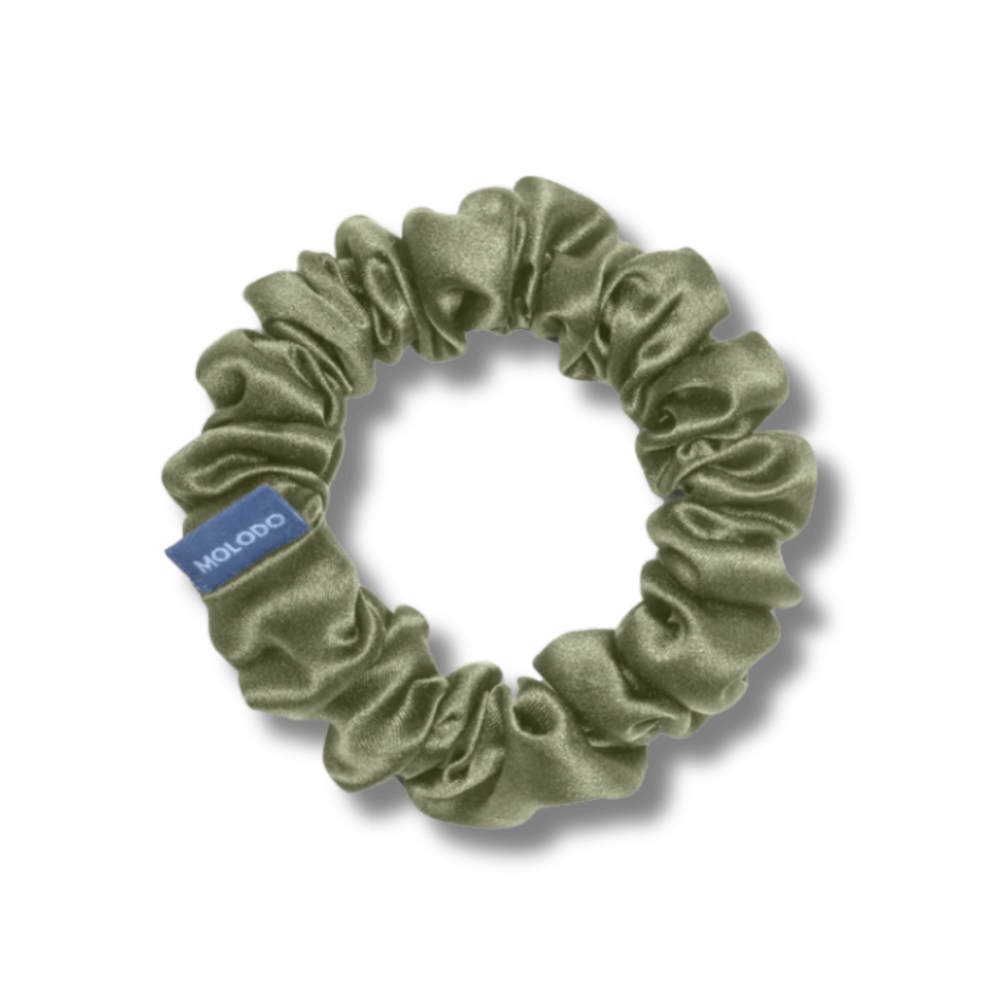 Шелковая резинка для волос оливковая - MOLODO Silk Scrunchie Medium Forest Moss - Фото 1