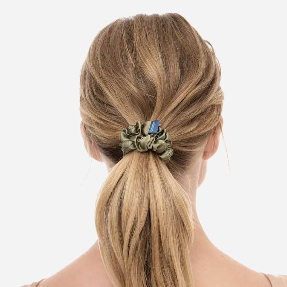 Шелковая резинка для волос оливковая - MOLODO Silk Scrunchie Medium Forest Moss фото 3