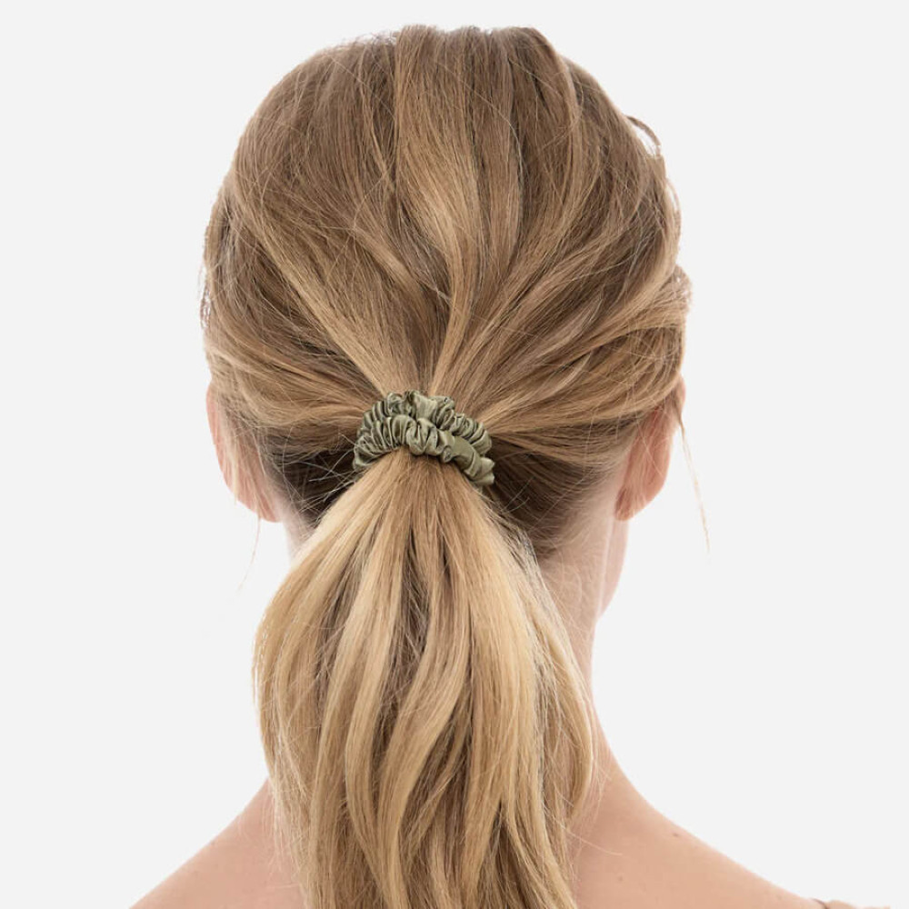 Шелковая резинка для волос оливковая - MOLODO Silk Scrunchie Small Forest Moss фото 3