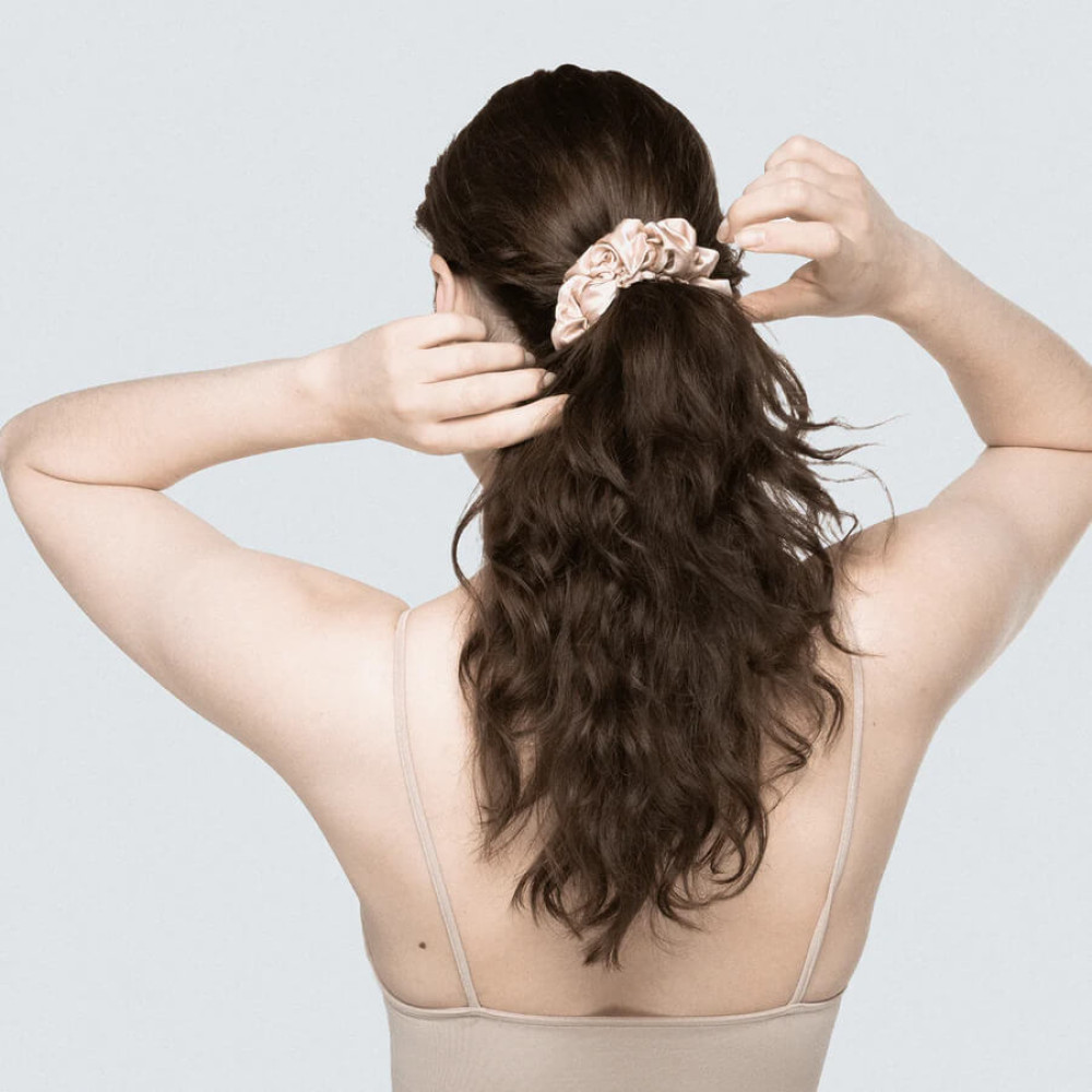 Шелковая резинка для волос пудровая - MOLODO Silk Scrunchie Large Powder Pink фото 3