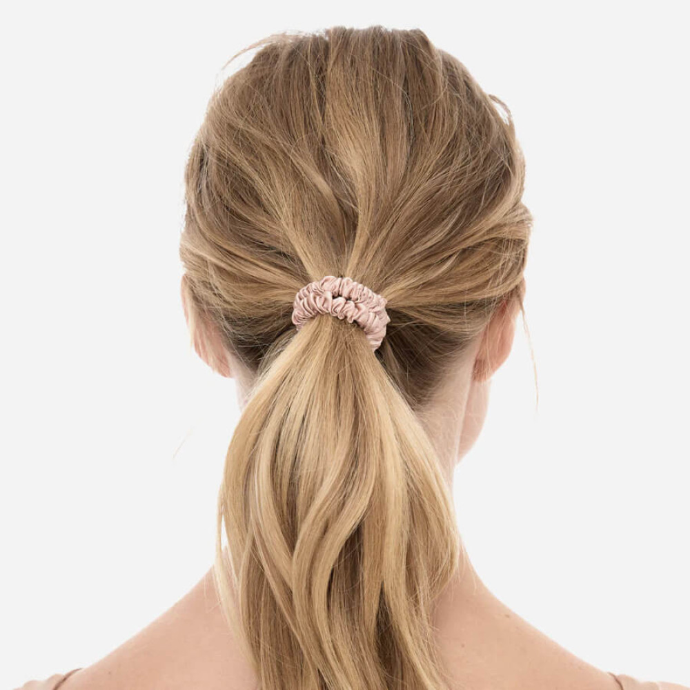 Шелковая резинка для волос пудровая - MOLODO Silk Scrunchie Small Powder Pink фото 3