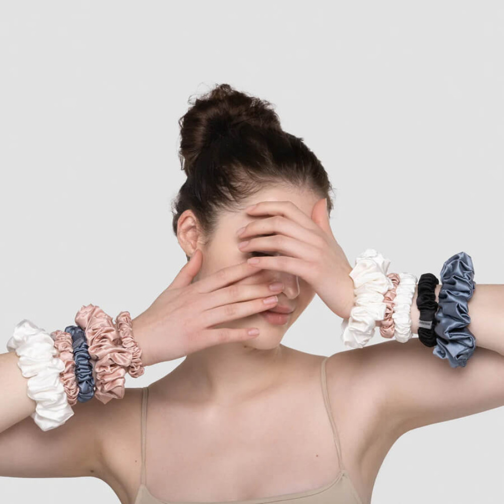 Шелковая резинка для волос синяя - MOLODO Silk Scrunchie Large Blue фото 3