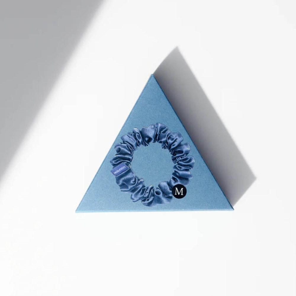 Шелковая резинка для волос синяя - MOLODO Silk Scrunchie Medium Blue фото 2