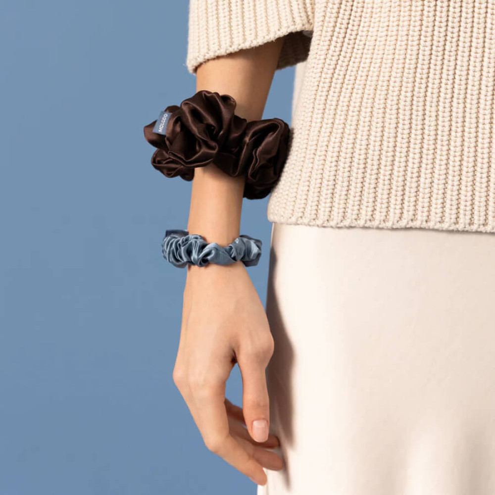 Шелковая резинка для волос синяя - MOLODO Silk Scrunchie Medium Blue фото 4