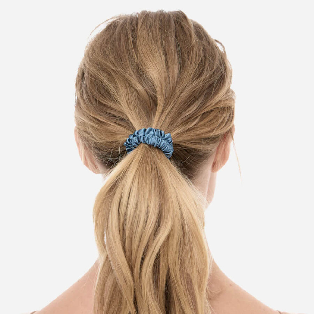 Шелковая резинка для волос синяя - MOLODO Silk Scrunchie Small Blue фото 3