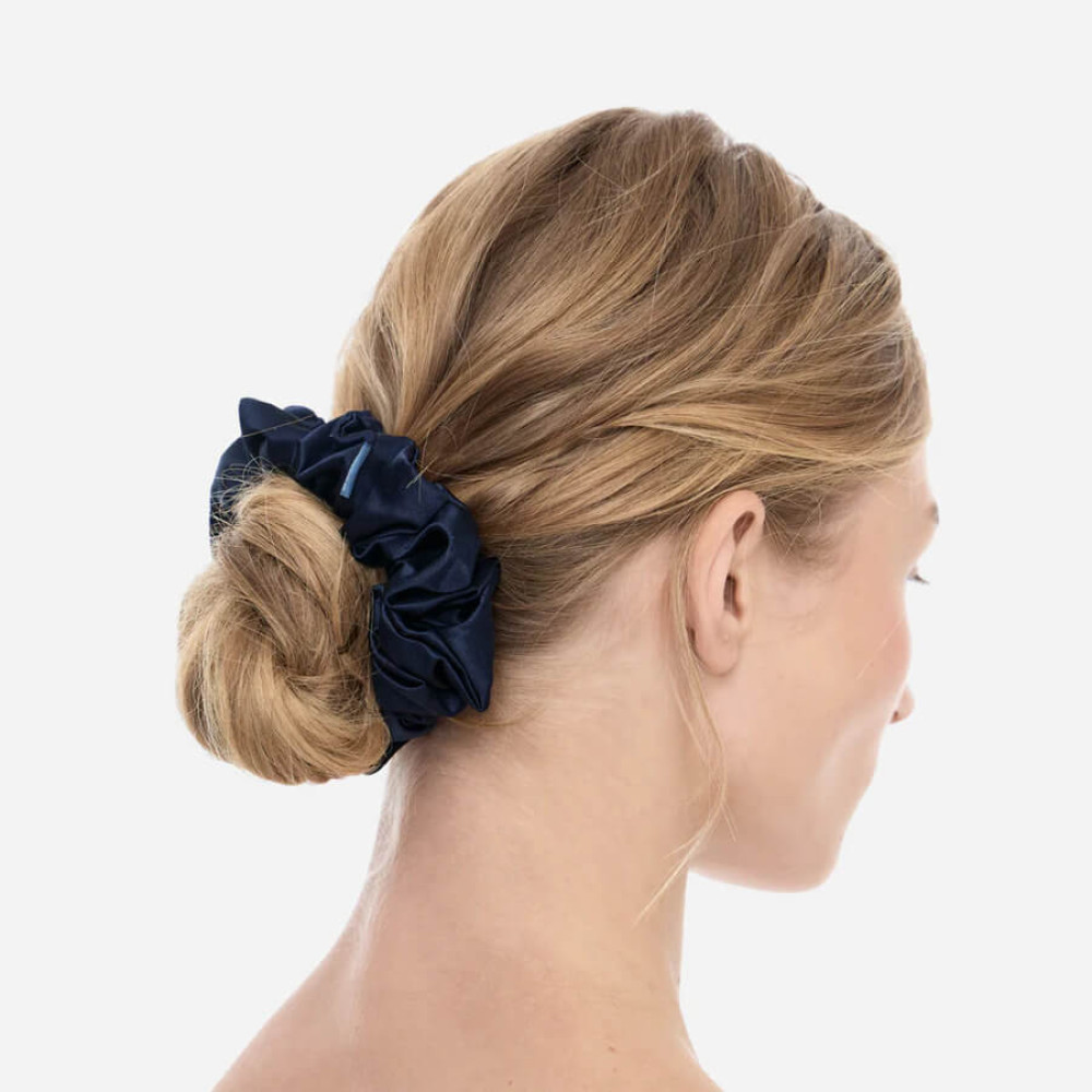 Шелковая резинка для волос тёмно-синяя - MOLODO Silk Scrunchie Large Deep Sea фото 2