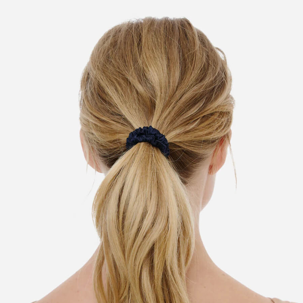 Шелковая резинка для волос тёмно-синяя - MOLODO Silk Scrunchie Small Deep Sea фото 2