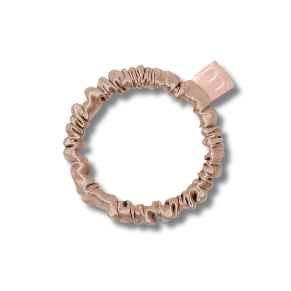 Тонка резинка для волосся бежева - MON MOU Silk Slim Scrunchie Beige - Фото 1