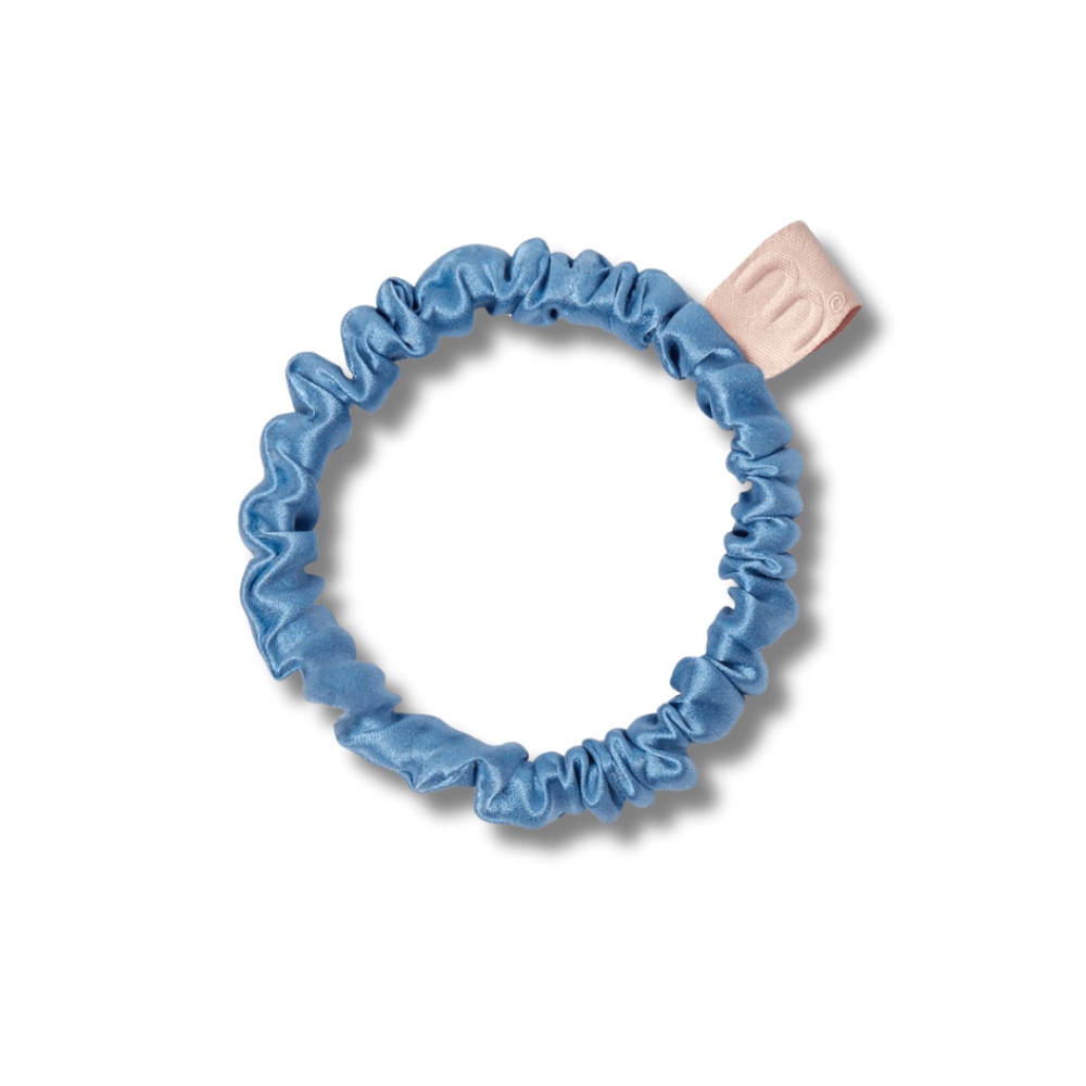 Тонка резинка для волосся блакитна - MON MOU Silk Slim Scrunchie Sky Blue - Фото 1