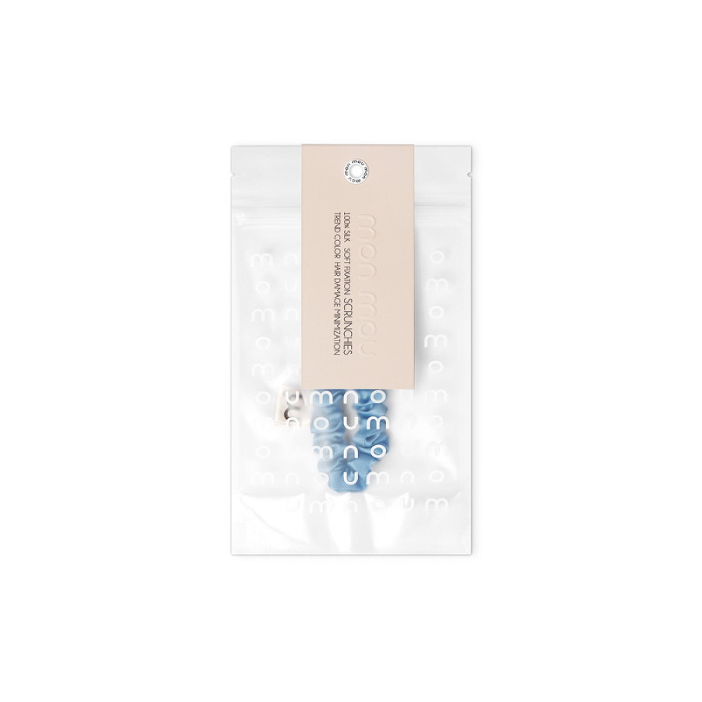Тонка резинка для волосся блакитна - MON MOU Silk Slim Scrunchie Sky Blue фото 2