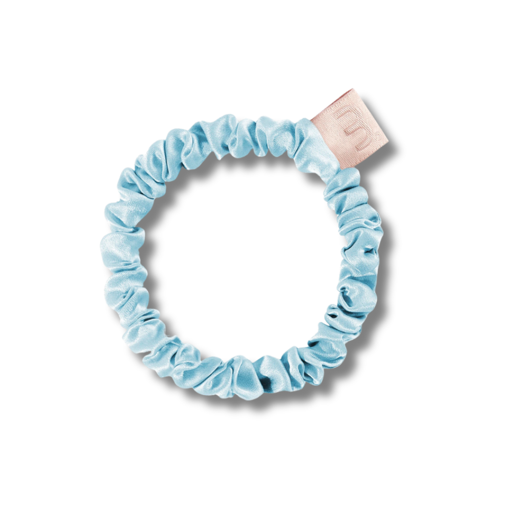 Тонка резинка для волосся ніжно-блакитна  - MON MOU Silk Slim Scrunchie Baby Blue - Фото 1