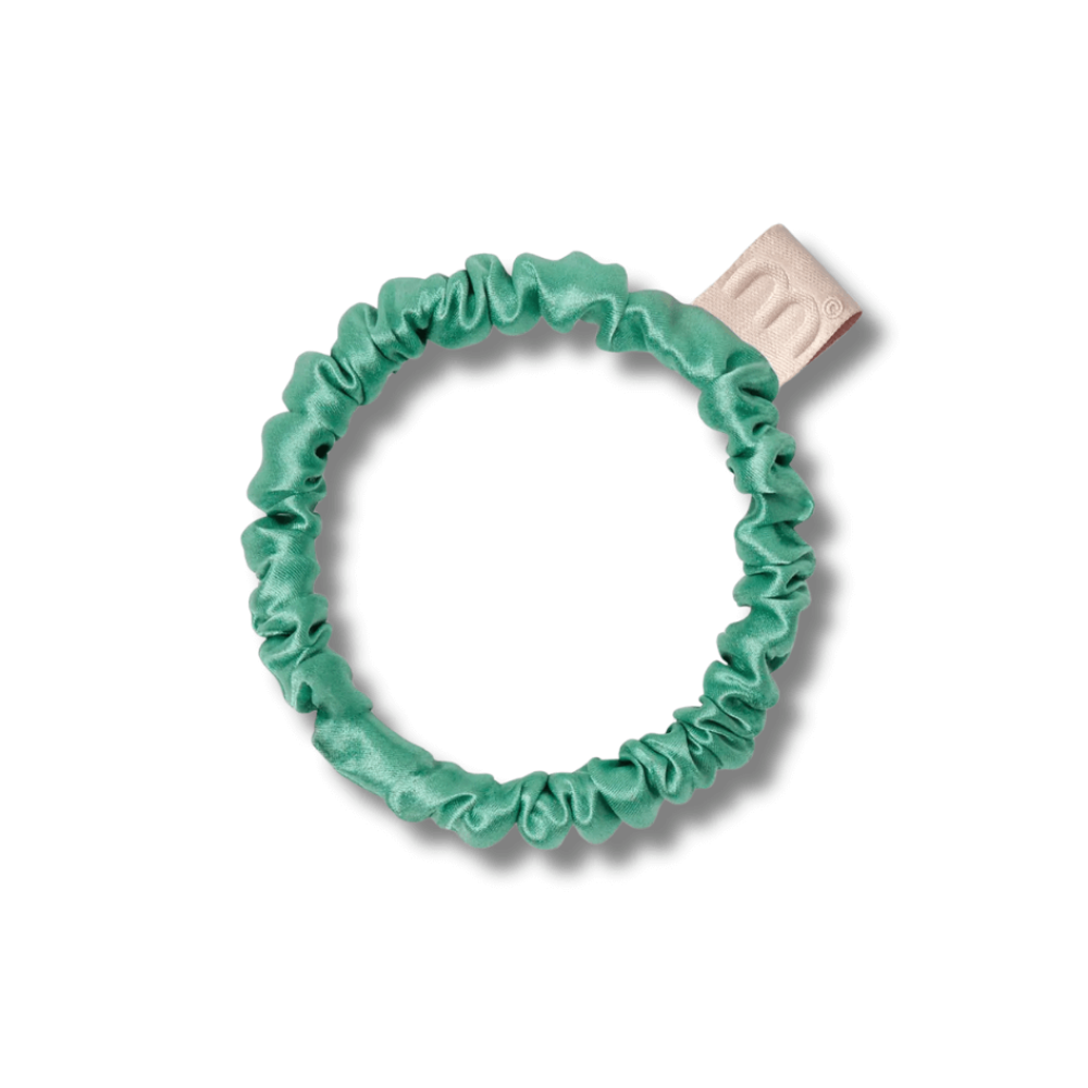 Тонка резинка для волосся зелена - MON MOU Silk Slim Scrunchie Green - Фото 1