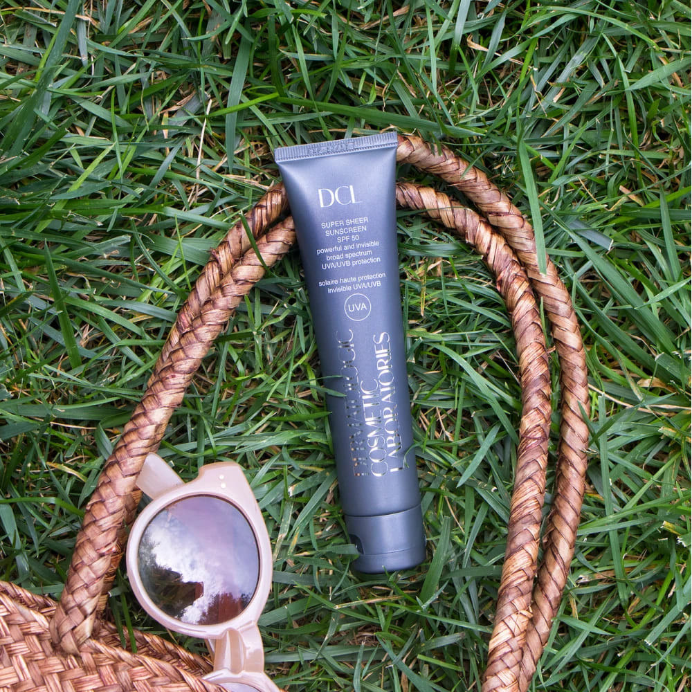 Легкий невагомий сонцезахисний крем-флюїд -  DCL Super Sheer Sunscreen SPF 50 фото 3